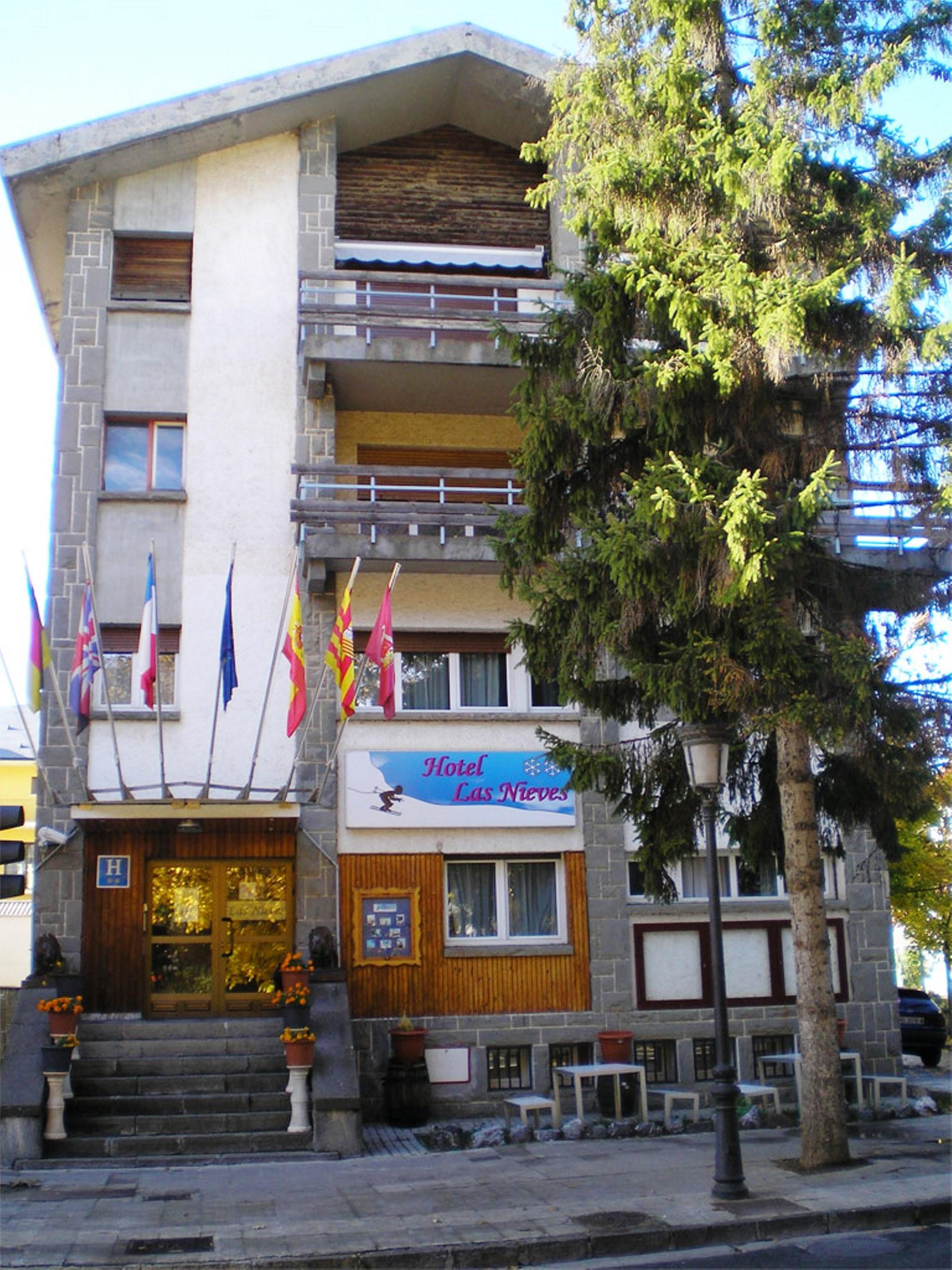 Auto Check In Hotel Las Nieves Jaca Ngoại thất bức ảnh