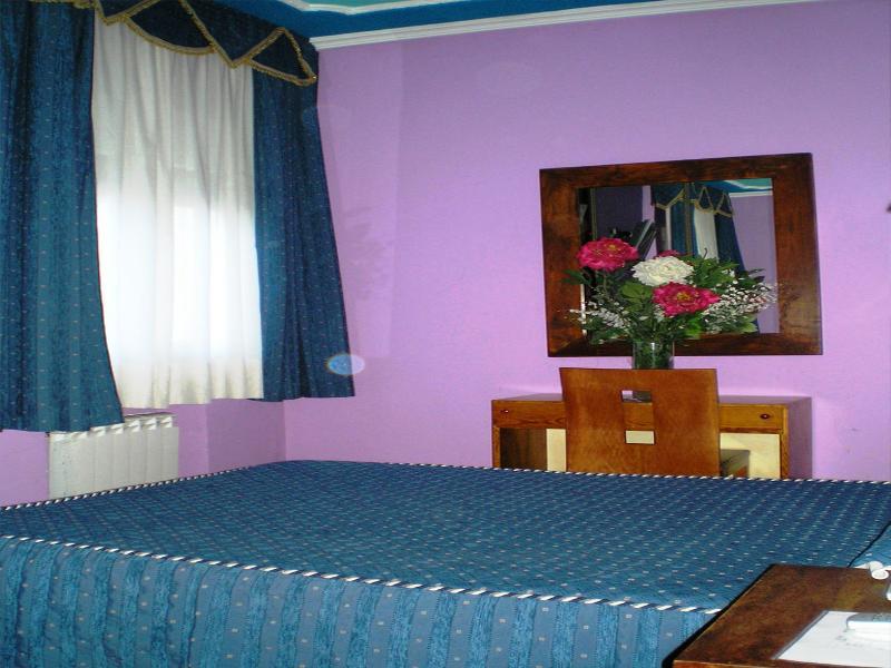 Auto Check In Hotel Las Nieves Jaca Ngoại thất bức ảnh