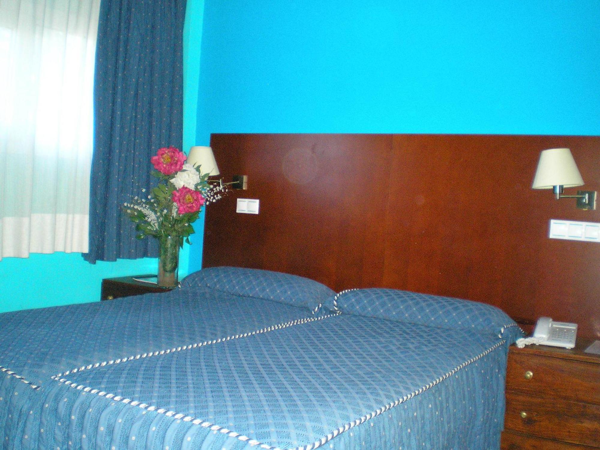 Auto Check In Hotel Las Nieves Jaca Ngoại thất bức ảnh